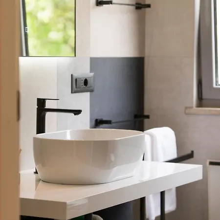 アパート Palm Tree Superior - Specially Designed Three-room - Location Right Next To The And The Center - Beautiful Terrace スプリト