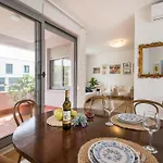 アパート Palm Tree Superior - Specially Designed Three-room - Location Right Next To The And The Center - Beautiful Terrace スプリト